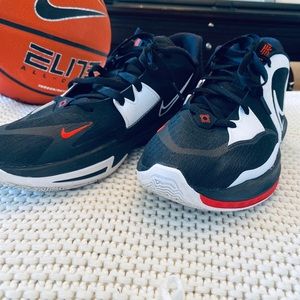 Excellent Condition, Like New, Blk and White Kyrie Low 5. Size 11.5